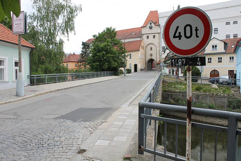 Most přes Nežárku je podle průzkumu ve špatném stavu. Chystá se proto jeho náročná oprava.