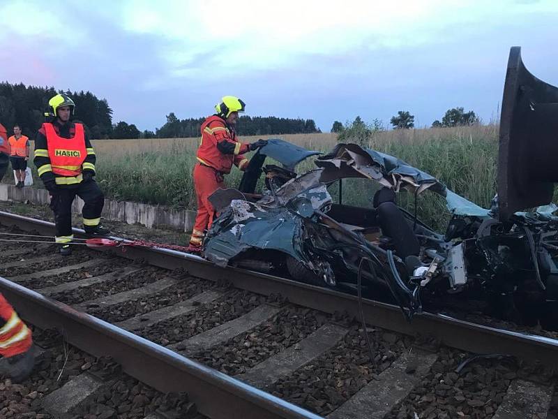 Při střetu auta s vlakem na přejezdu u Bednárce na Jindřichohradecku zemřela řidička.