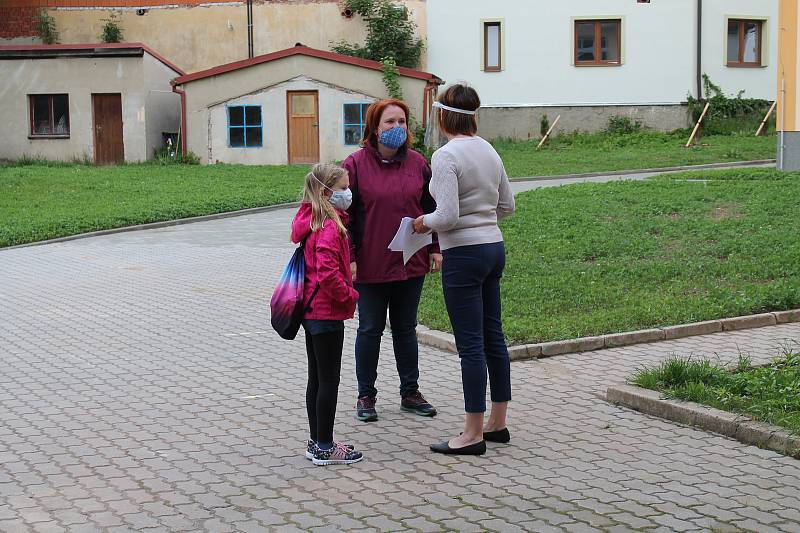 Do dačické základní školy v Komenského ulici po dvou měsících dorazilo 188 žáků prvního stupně.