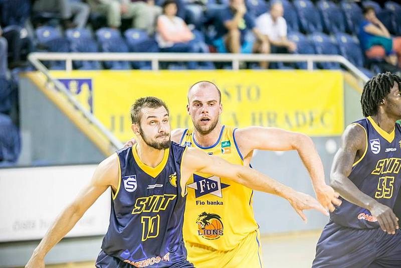 Hradečtí basketbalisté porazili na turnaji slovenský Svit 93:84.