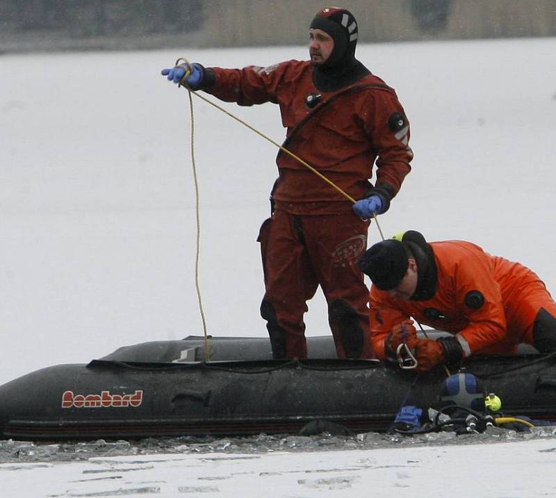 Pátrání hasičů s potápěči po utonulém bruslaři na Staňkovském rybníku.