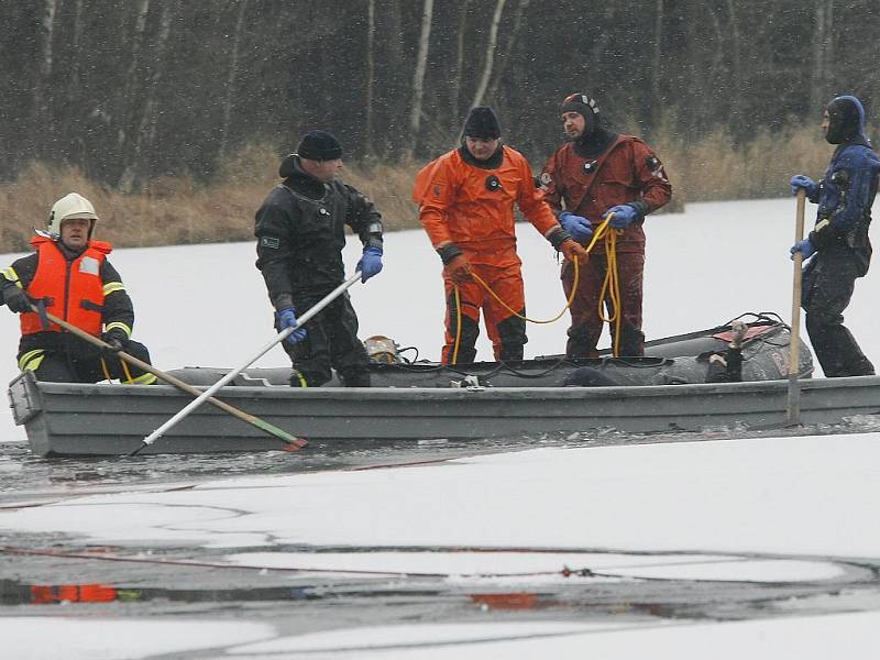 Pátrání hasičů s potápěči po utonulém bruslaři na Staňkovském rybníku.