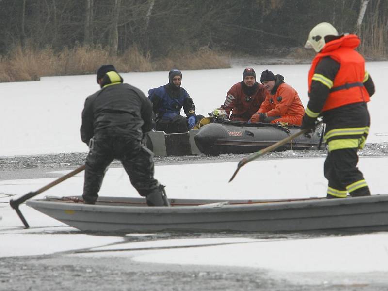 Pátrání hasičů s potápěči po utonulém bruslaři na Staňkovském rybníku.