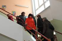 O volbu prezidenta je mimořádný zájem. Do volebních místností v Základní škole Jarošovská v Jindřichově Hradci proudily zástupy voličů hned od 14. hodiny.
