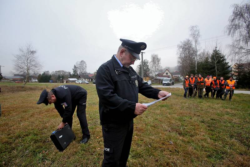 Policisté kontrolují pruběžně jestli myslivci při honech nejsou pod vlivem alkoholu a jestli mají v pořádku své zbraně.