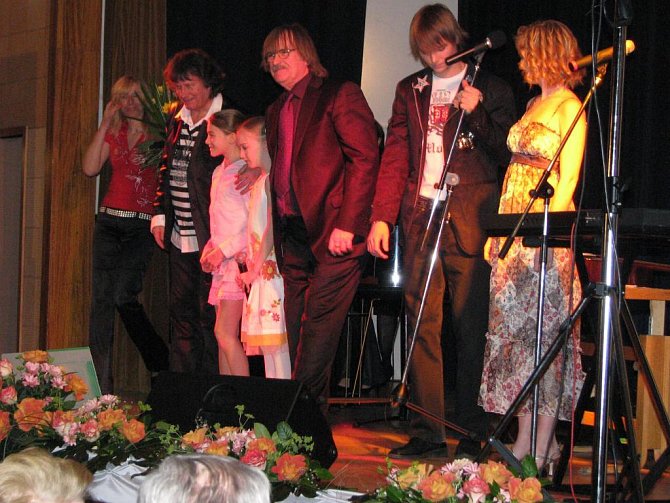 Známý zpěvák Standa Hložek (vlevo) vystoupil v Třeboni jako host večera s Vágner Family: Barunkou, Terezkou, Andulkou s tátou Karlem a bratrem Josefem. 