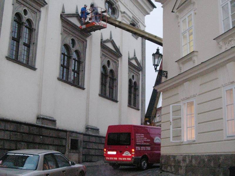 Technika, která je nutná k očistě kaple svaté Maří Magdaleny, poněkud komplikuje dopravu. Budově ale zákrok spočívající ve škrabání  zřejmě přinese úlevu. 