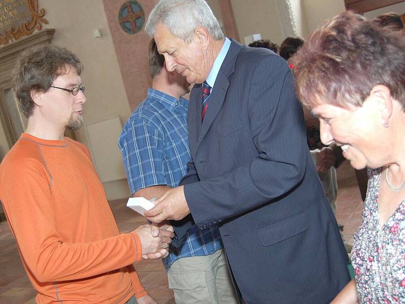 Ve čtvrtek byli v jindřichohradecké kapli Maři Magdaleny oceněni bronzoví a stříbrní dárci krve. 