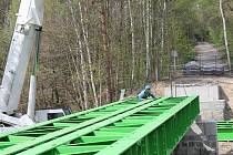 Pokládání nové konstrukce na mostě v Dolní Lhotě.