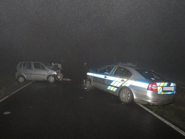 Čelní střet osobního auta s vozidlem policie u Dačic. 