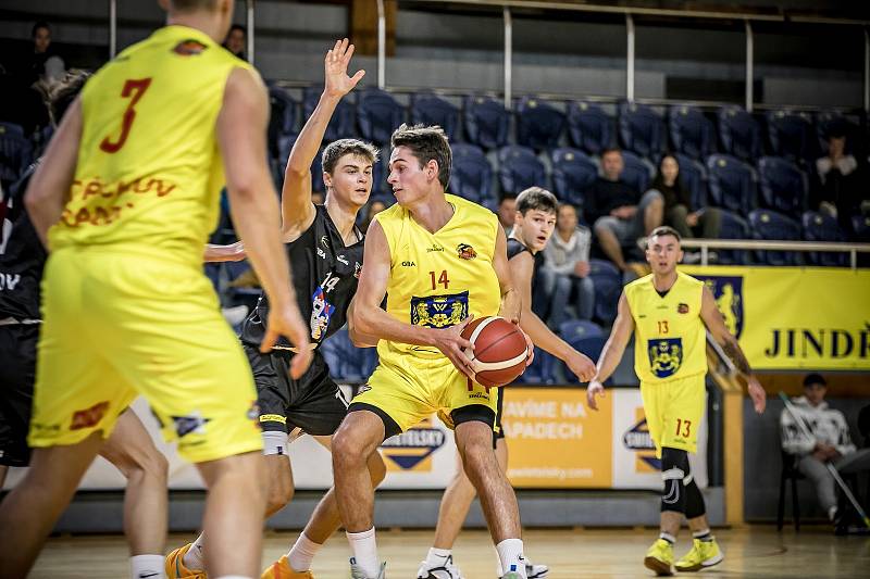 Basketbalisté GBA Lions Jindřichův Hradec (ve žlutém) ve třetím kole I. ligy deklasovali Pelhřimov 102:60.