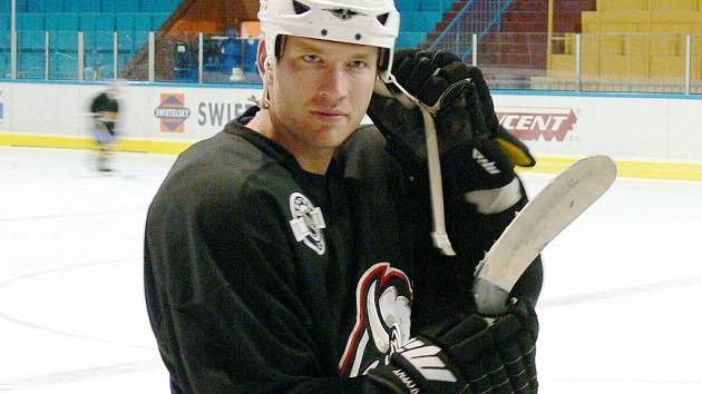 Útočník celku NHL Columbus Jiří Novotný bude jednou z hvězd, která se od zítřka představí v třídenním programu s názvem Víkend s odchovanci, kterou na podporu jindřichohradeckého mládežnického hokeje organizuje  KLH Vajgar.