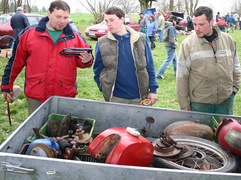 Pestrá nabídka čekala na milovníky motorek na víkendové motoburze v Horní Radouni. 