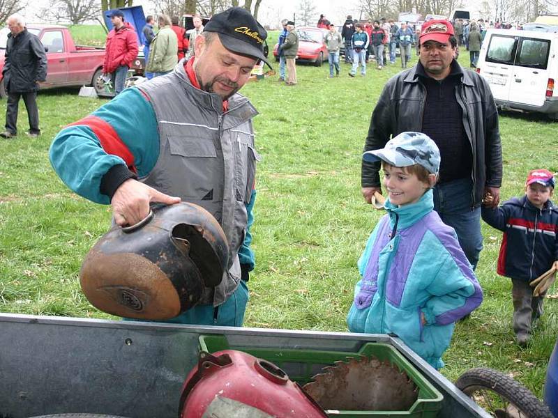 Pestrá nabídka čekala na milovníky motorek na víkendové motoburze v Horní Radouni. 