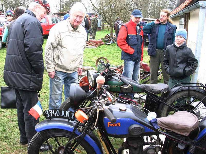 Pestrá nabídka čekala na milovníky motorek na víkendové motoburze v Horní Radouni. 