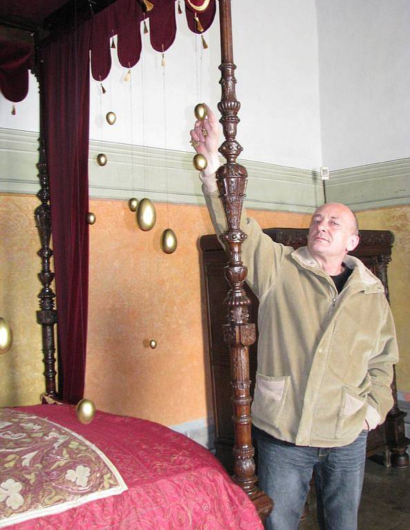 Kastelán jindřichohradeckého zámku Václav Bis představuje výstavu Splašená vejce.