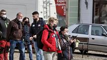 Jiří Machač z Tábora svolal další demonstraci protestující proti anticovidovým opatřením. Tři desítky účastníků se tentokrát sešly v sobotu ve 14 hodin v Jindřichově Hradci.