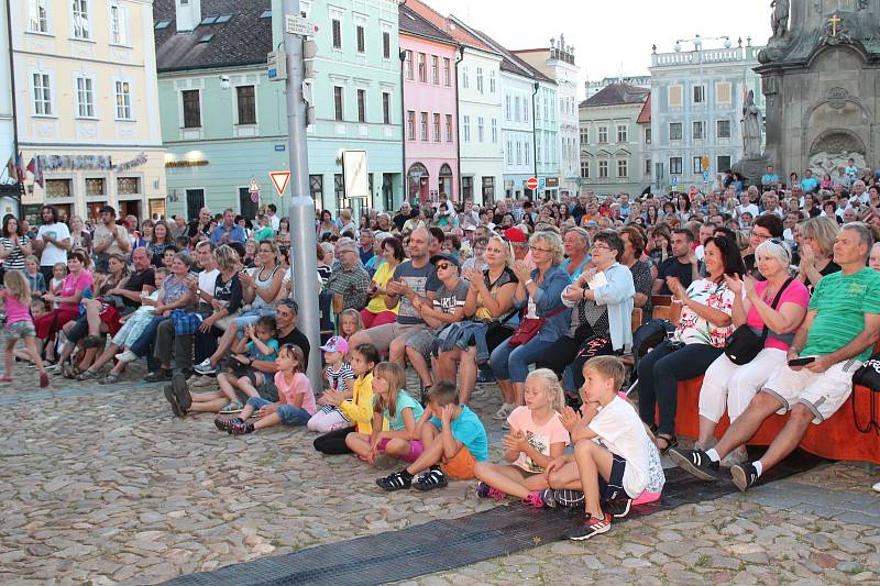 Zaplněné hradecké náměstí Míru si užilo koncert kapely Beatles Revival.