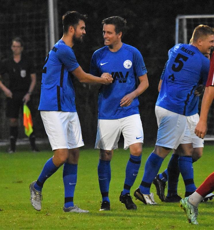 Fotbalisté Hluboké nad Vltavou (v modrých dresech) v dohrávce krajského přeboru zdolali Třeboň 2:1.