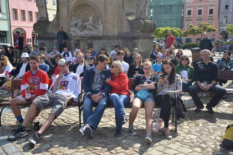 Fanoušci hokeje v neděli opět zaplnili jindřichohradecké náměstí Míru. 