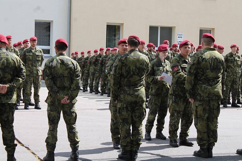 Vojáci v Jindřichově Hradci si slavnostním nástupem připomněli Den ozbrojených sil.