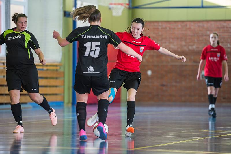 Šest družstev žen bojovalo ve Velešíně v krajské soutěži ve futsale FIFA. Nejlépe si vedly hráčky Třeboně.