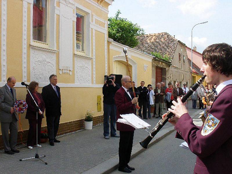 Vzpomínkové setkání k nedožitým 90. narozeninám hudebního skladatele Vladimíra Fuky u rodného domu.