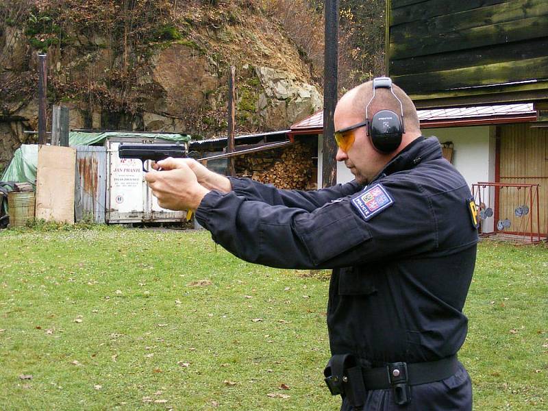 Jindřichohradečtí policisté při výcviku ostrých střeleb na střelnici Břeskáč. 