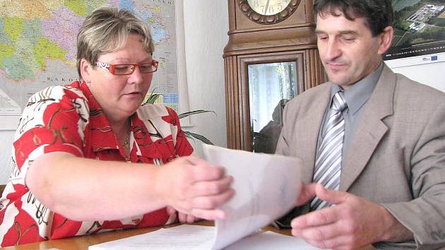 Dnes již bývalá starostka Deštné Vilma Szutová na svém novém pracovišti na Městském úřadu v Nové Včelnici se starostou Jaroslavem Hřebíkem. 