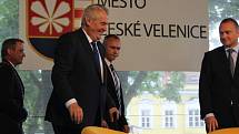 Prezident Miloš Zeman v pátek v rámci návštěvy Jihočeského kraje dorazil do Českých Velenic. Před komunitním centrem Fénix ho čekali místní občané, se kterými po uzavřeném jednání s představiteli města pobesedoval. 