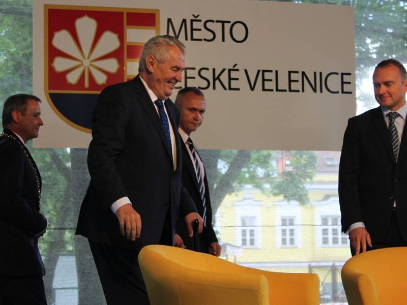 Prezident Miloš Zeman v pátek v rámci návštěvy Jihočeského kraje dorazil do Českých Velenic. Před komunitním centrem Fénix ho čekali místní občané, se kterými po uzavřeném jednání s představiteli města pobesedoval. 