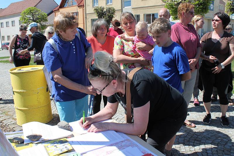 V Deštné se lidé sešli při protestu proti vybudování úložiště jaderného odpadu.