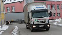 Projet centrem Kardašovy Řečice je pro mnohé řidiče náročné. V budoucnu má nákladní dopravě pomoci obchvat.