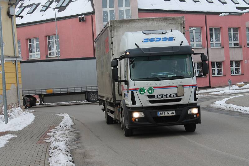 Projet centrem Kardašovy Řečice je pro mnohé řidiče náročné. V budoucnu má nákladní dopravě pomoci obchvat.