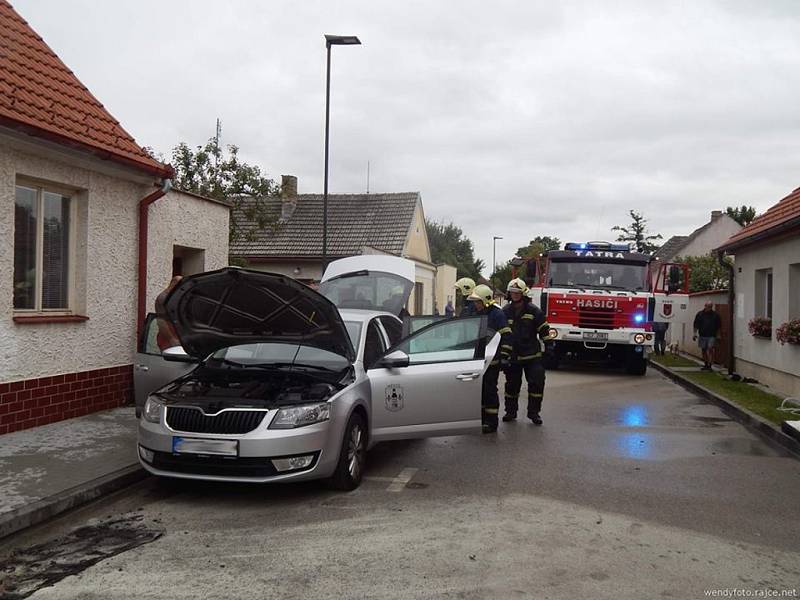 V Lomnici od zábavné pyrotechniky začalo hořet auto. Na místě zasahovali profesionální a místní dobrovolní hasiči. 