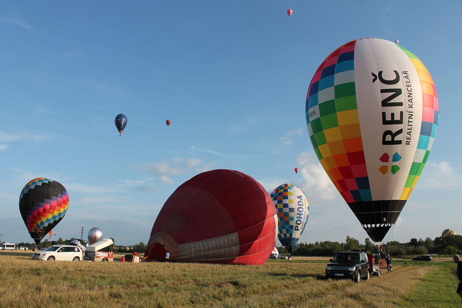 Večerní nebe nad Hradcem rozzářily balóny, piloti předvádějí svojí  šikovnost - Táborský deník