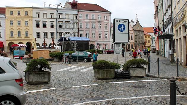 Na náměstí Míru v Jindřichově Hradci je pěší zóna a omezené parkování.