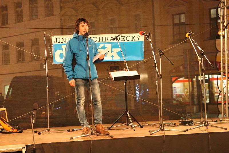 Jindřichohradecké náměstí Míru se zaplnilo lidmi, kteří si přišli zazpívat sedm koled a vánočních písní.