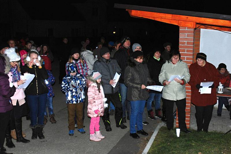 V Okrouhlé Radouni se při koledách sešli lidé také z Kostelní a Horní Radouně a také ze Starého Bozděchova.