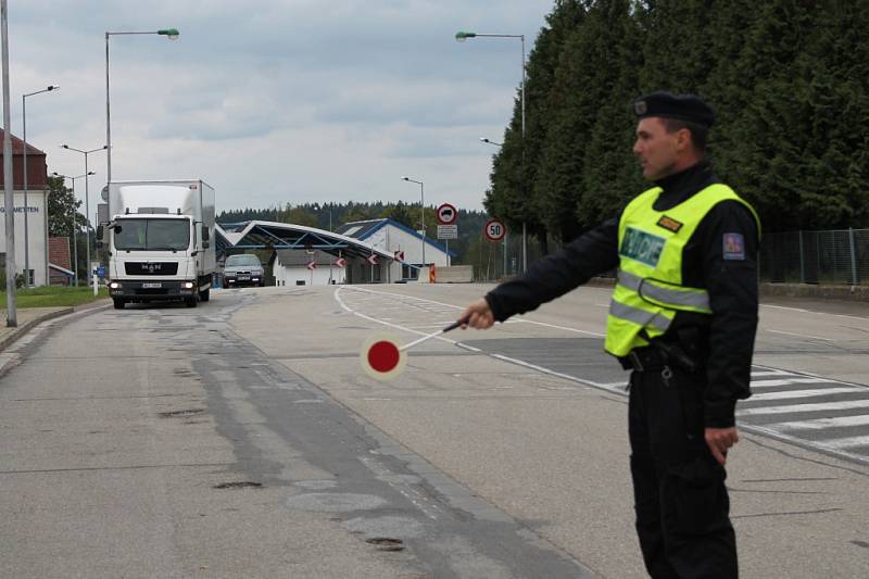 V rámci součinnostního cvičení Policie ČR a Armádou ČR byla dočasně znovu zavedena ochrana vnitřní hranice České republiky s Rakouskem. Smíšené hlídky kontrolovaly vozidla i na hraničním silničním přechodu v Nové Bystřici a na pěším přechodu ve Smrčné. 