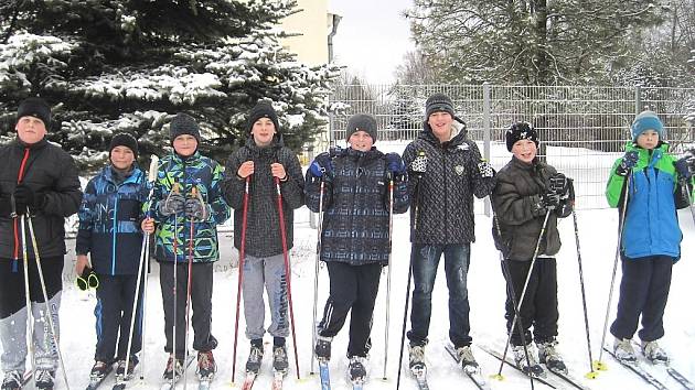 Žáci suchdolské základky si užívají zimní sporty přímo u školy.