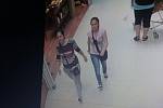 Třeboňští policisté šetří případ krádeže z úterý 11. července v prodejně  Kaufland v Třeboni. Podařilo se jim získat fotografie dvou žen, jejichž  svědectví by zásadně přispělo k objasnění krádeže.