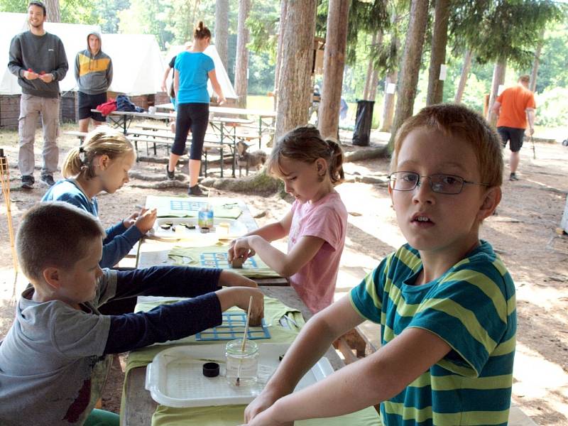 TŘEBOŇŠTÍ SKAUTI, kterých je v pěti oddílech celkem 132 členů, pravidelně jezdí na nejrůznější výpravy, ale i na letní tábory.