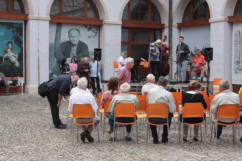 V muzeu fotografie v Jindřichově Hradci je k vidění výstava Skleněné rozhovory.