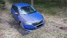 Ukradené auto našli čeští policisté zapadlé v lesním porostu.