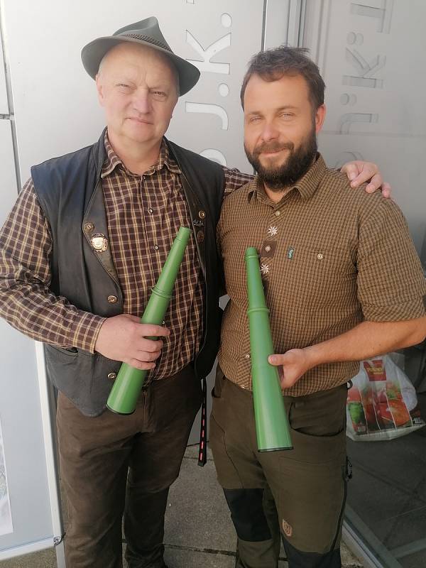 Petr Novák (vlevo) a Tomáš Třeský předvedli ukázku vábení jelenů.