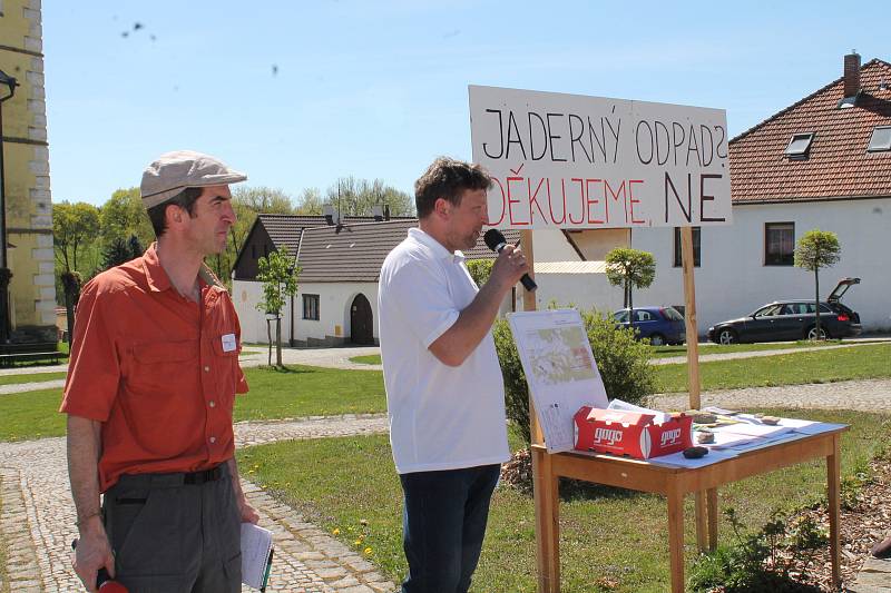 V Deštné se lidé sešli při protestu proti vybudování úložiště jaderného odpadu.