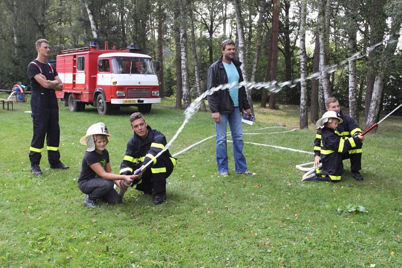 Děti se rozloučily s létem v Horní Pěně u rybníku Dřevo.