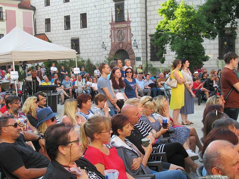 Festival Okolo Třeboně již tradičně zahájil prázdniny, v sobotu 4. července se na zámeckém nádvoří představila zpěvačka Jana Rychterová, kapela Epydemye a Xindl X.