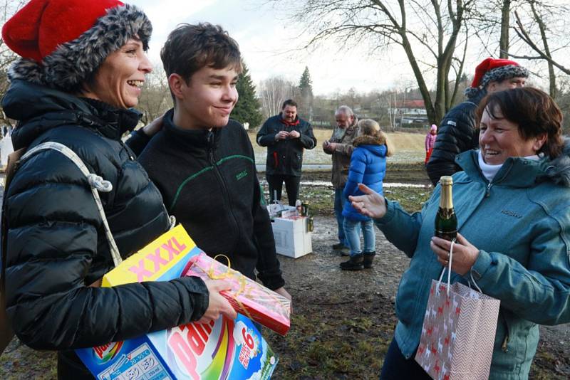 Při silvestrovském sjezdu v Horní Radouni se letos obešli i bez sněhu, vozítka jezdila na kolečkách.